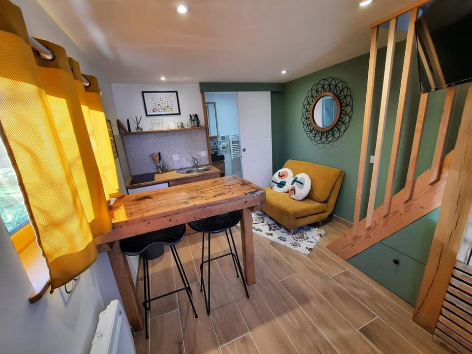 Kitchen or kitchenette, Living room, Seating area, Dining area