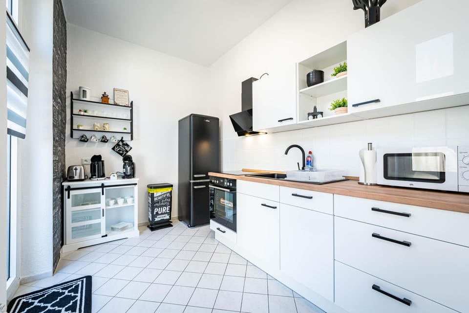 Coffee/tea facilities, dishwasher, microwave, oven, stove, toaster, kitchen