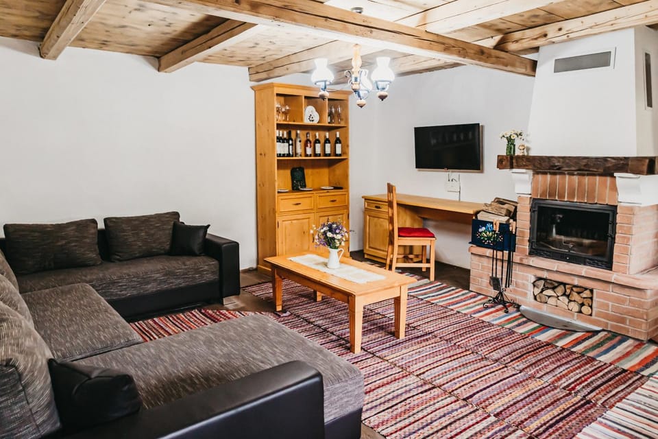 Communal lounge/ TV room, TV and multimedia, Seating area