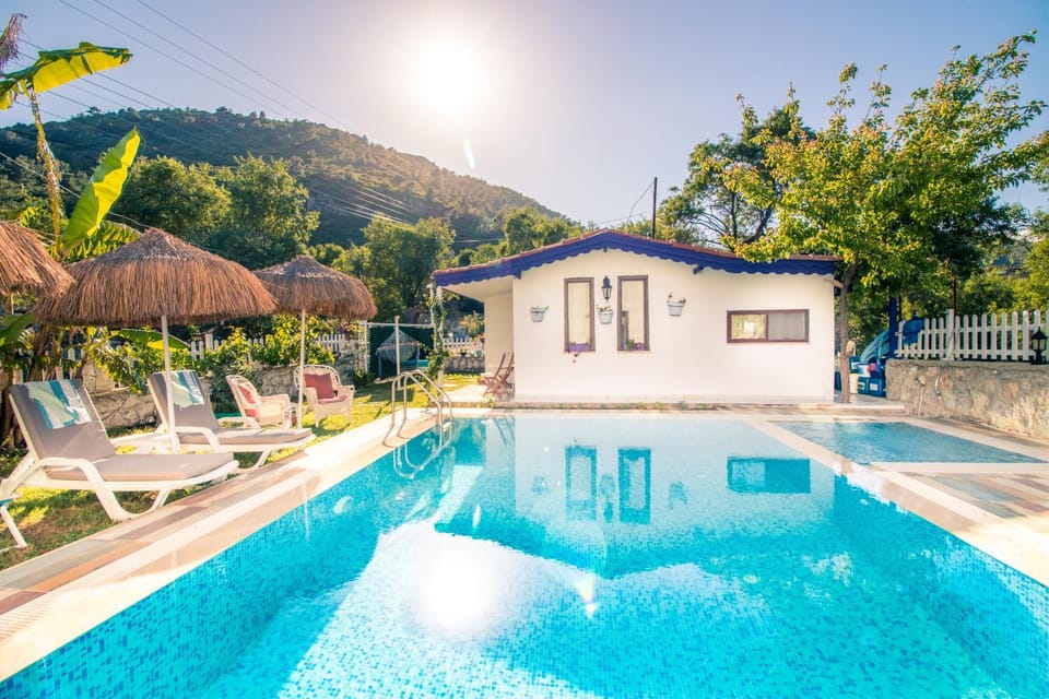 Photo of the whole room, Pool view