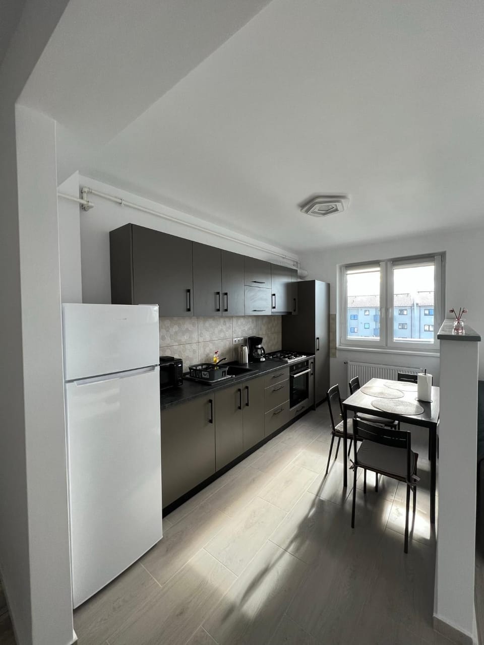 Kitchen or kitchenette, Dining area, minibar, pet friendly