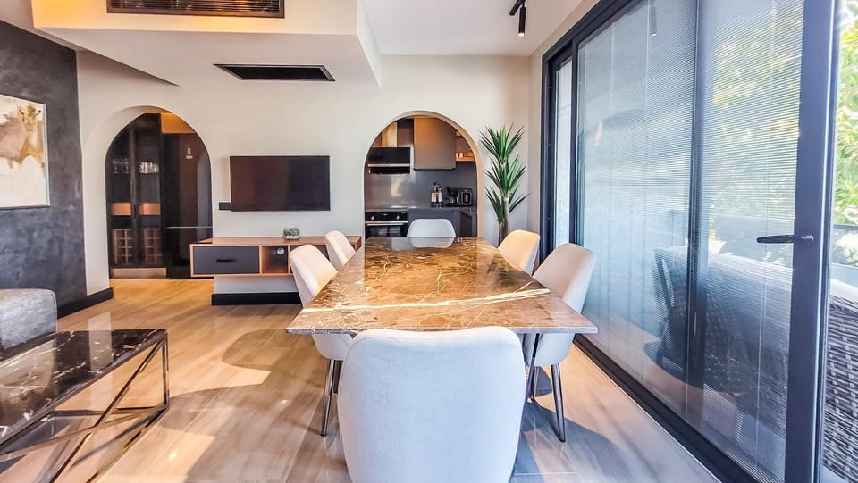 TV and multimedia, Kitchen or kitchenette, Living room, air conditioner