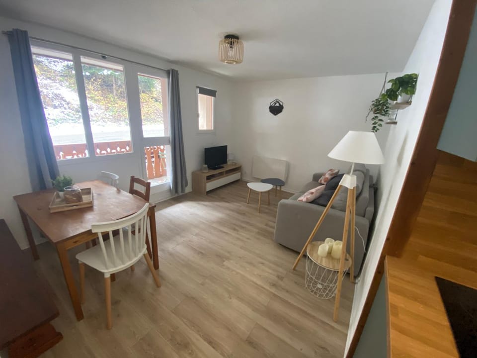 TV and multimedia, Living room, Dining area
