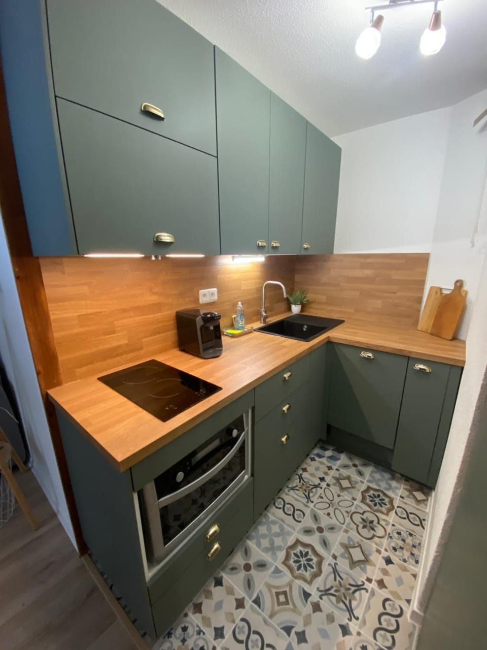 Coffee/tea facilities, Kitchen or kitchenette, dishwasher, microwave, oven, stove, kitchen