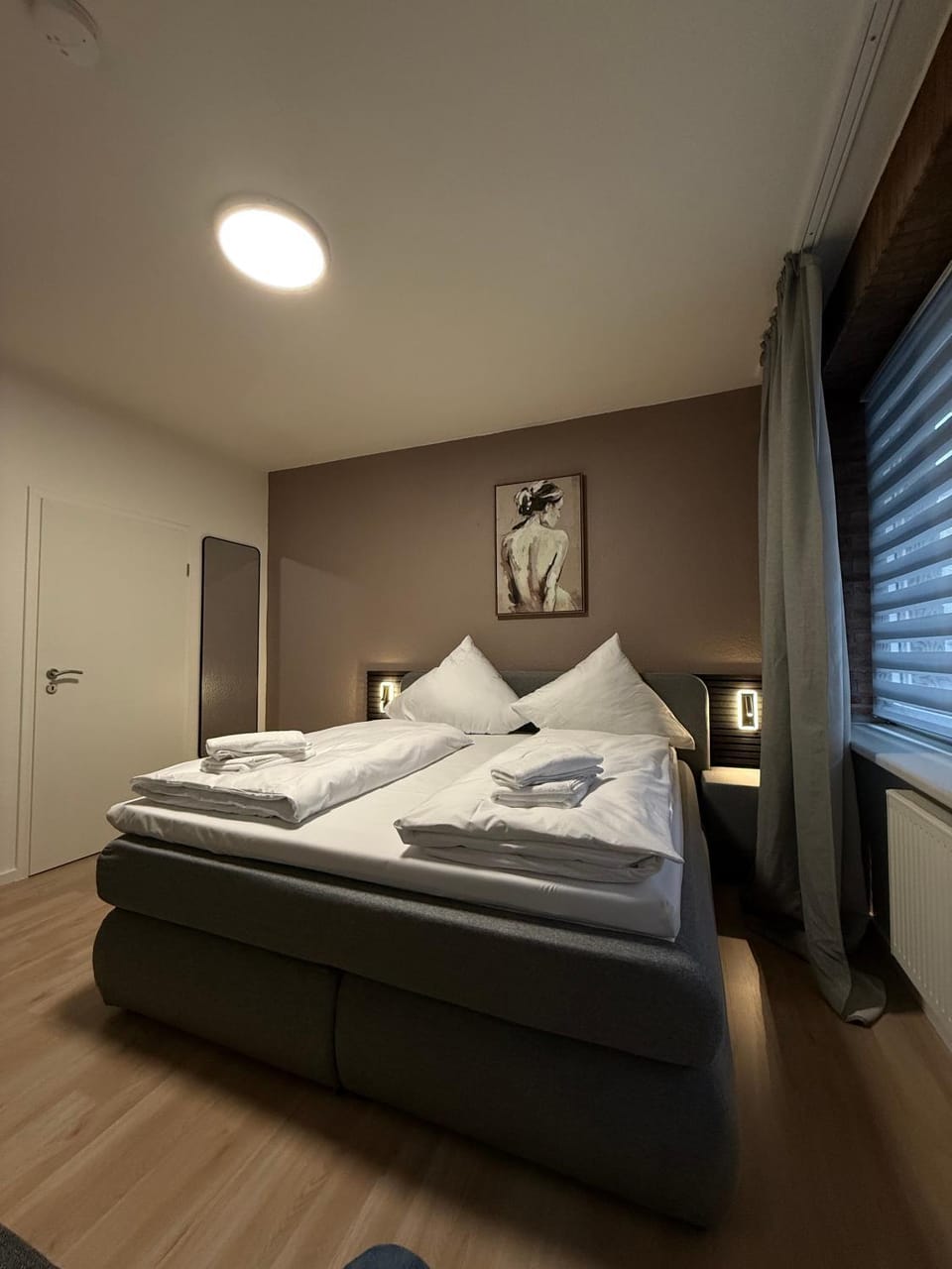 Bed, Photo of the whole room, Bedroom, towels