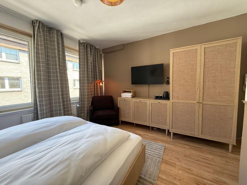 Bed, TV and multimedia, Photo of the whole room, Bedroom, wardrobe