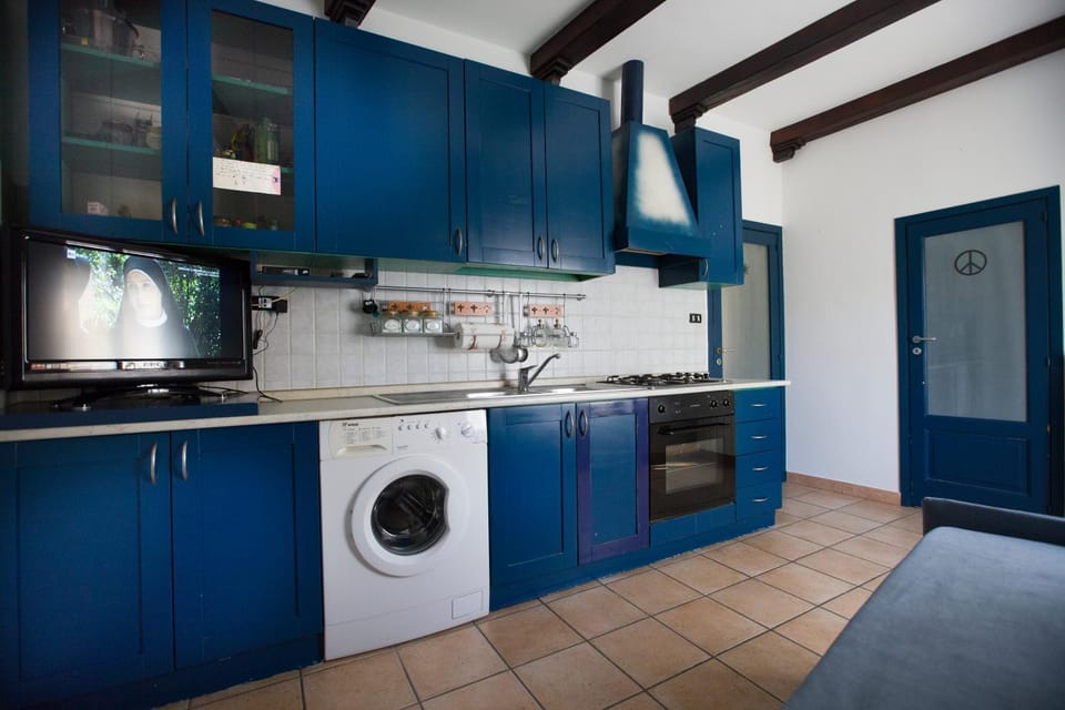 Kitchen or kitchenette, oven, pet friendly, stove, washing machine