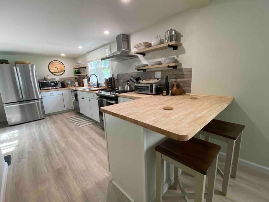 Kitchen or kitchenette, Dining area, dishwasher, minibar, pet friendly, stove, toaster