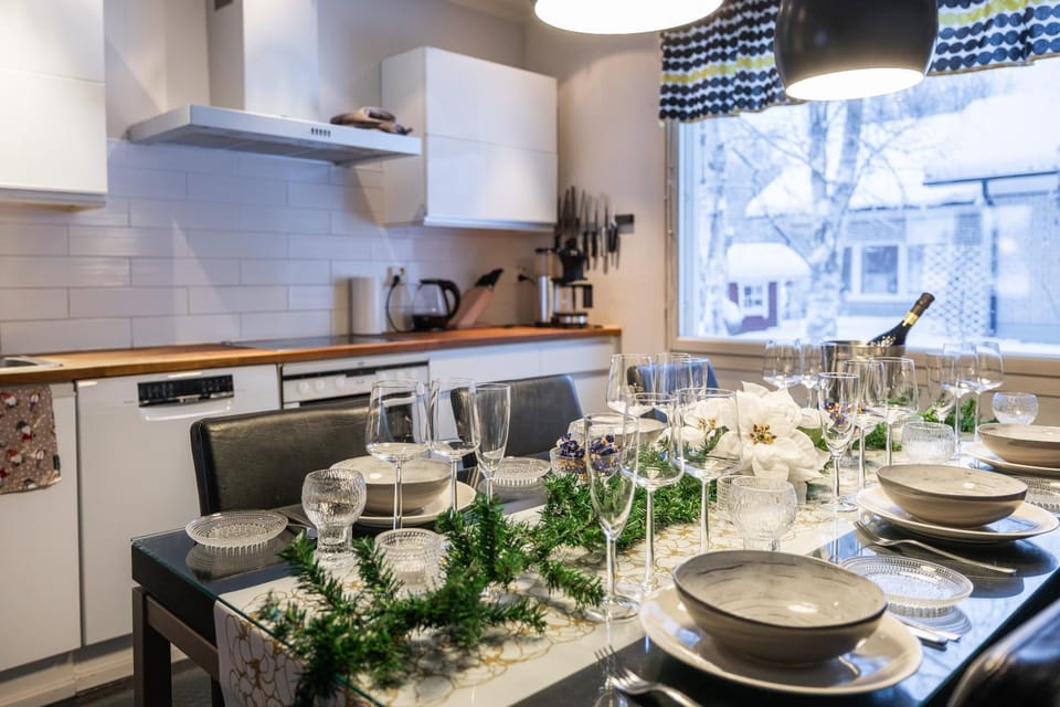 Kitchen or kitchenette, Dining area