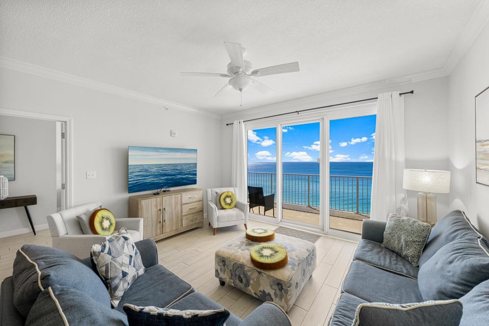 TV and multimedia, Living room, Seating area, fireplace