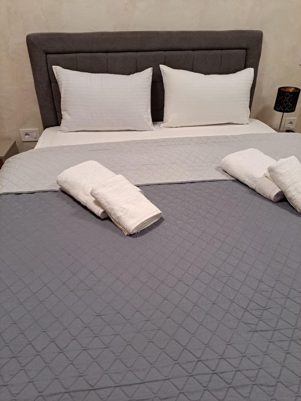Bed, Bedroom, towels