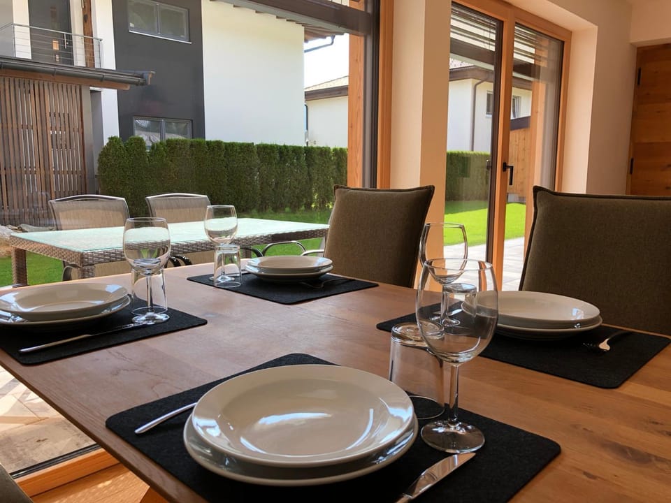 Seating area, Dining area