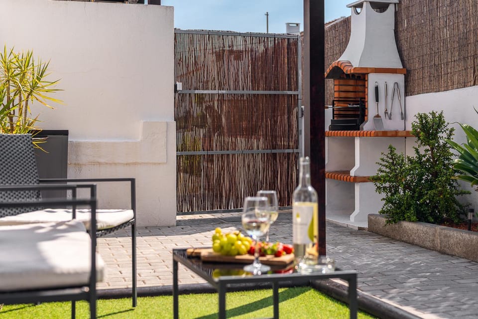 Patio, Day, Garden, View (from property/room), Seating area, Dining area, Food, Garden view, Drinks