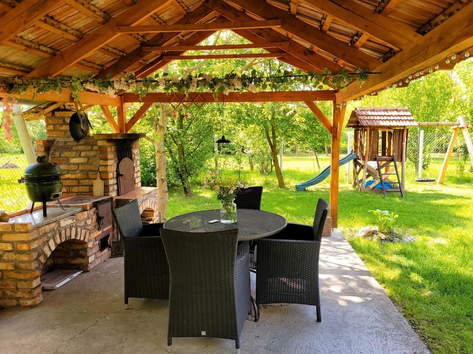 BBQ facilities, Garden, Balcony/Terrace, Food and drinks, Dining area, Garden view, kitchen