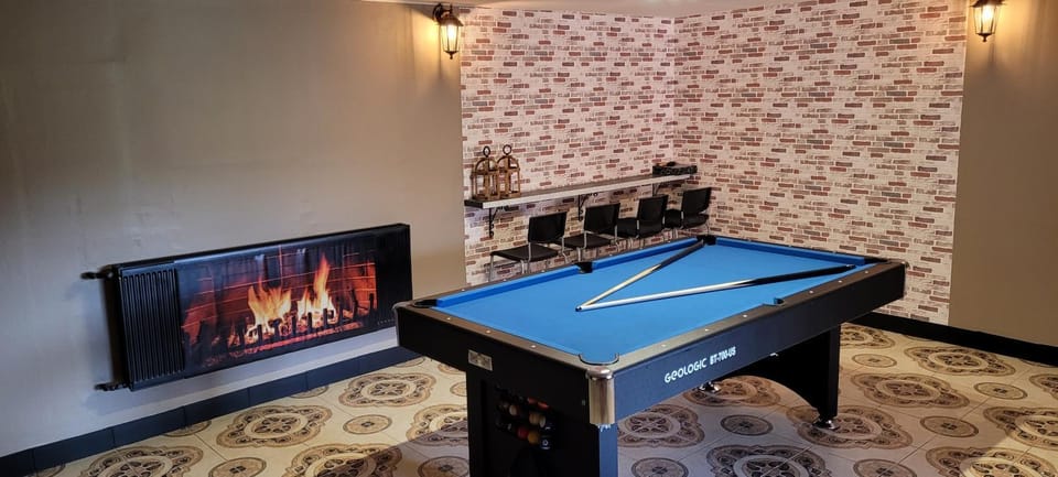 Billiard, Game Room, Lounge or bar, flat iron