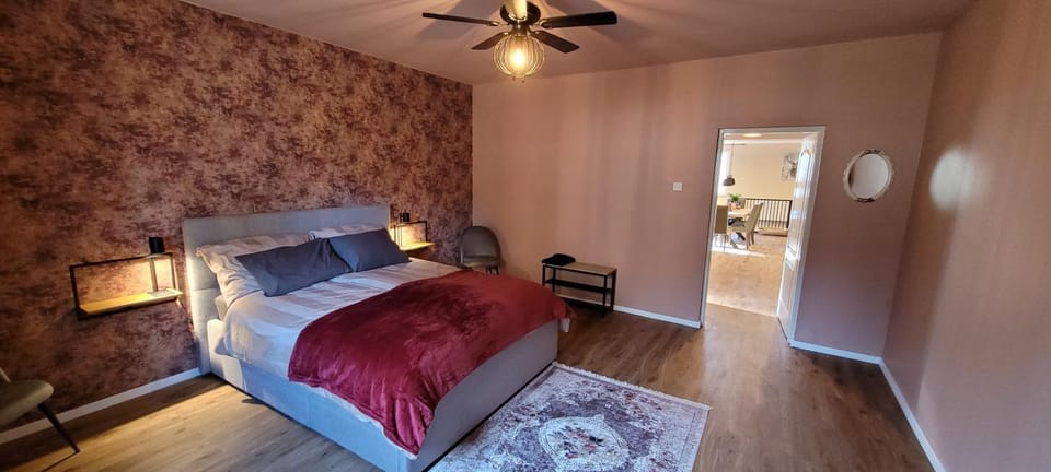Bed, Photo of the whole room, Bedroom, fireplace, wardrobe