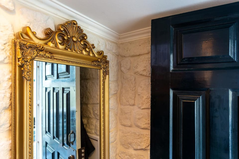 Historic Alfama Cave Studio - Medieval Quarter Experience House in Lisbon