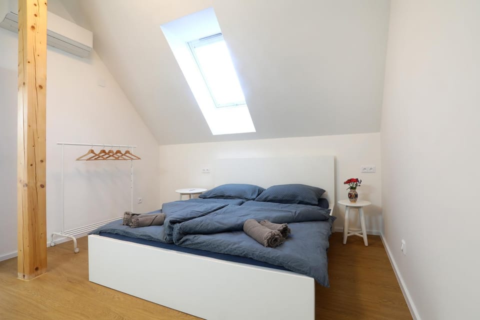 Bed, Bedroom, air conditioner