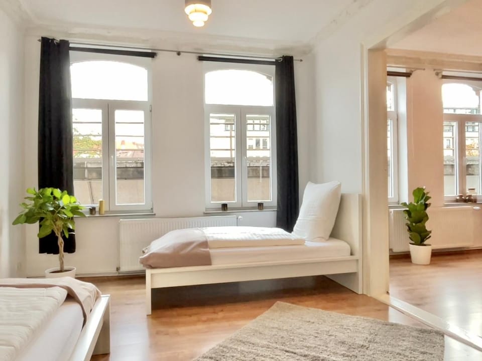 Bed, Photo of the whole room, Seating area, Bedroom