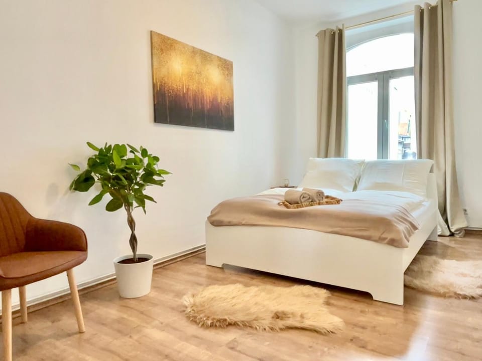 Bed, Photo of the whole room, Seating area, Bedroom, towels