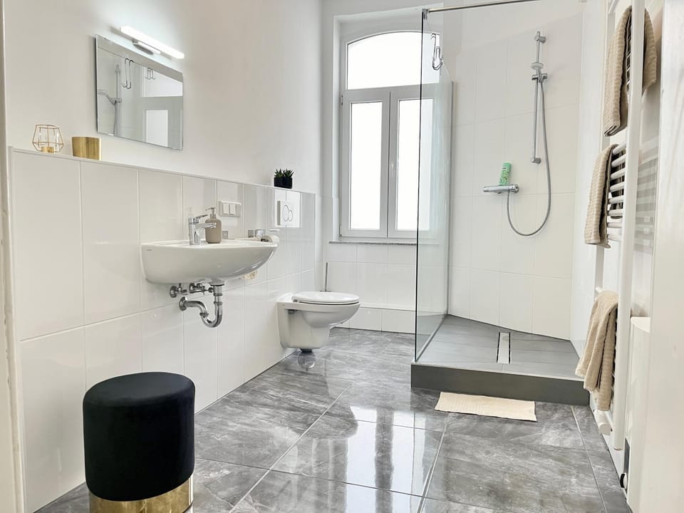 Shower, Toilet, Bathroom, towels