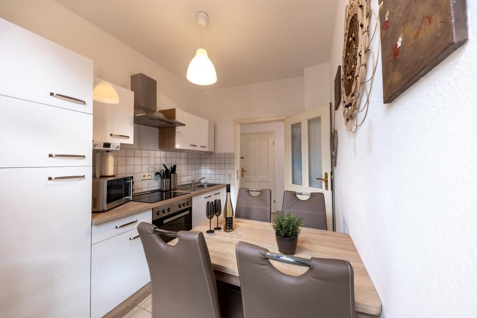 Kitchen or kitchenette, Dining area, minibar