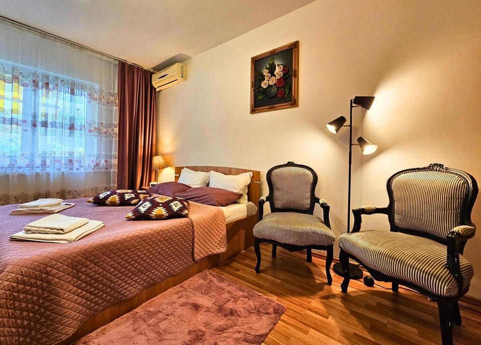 Bed, Seating area