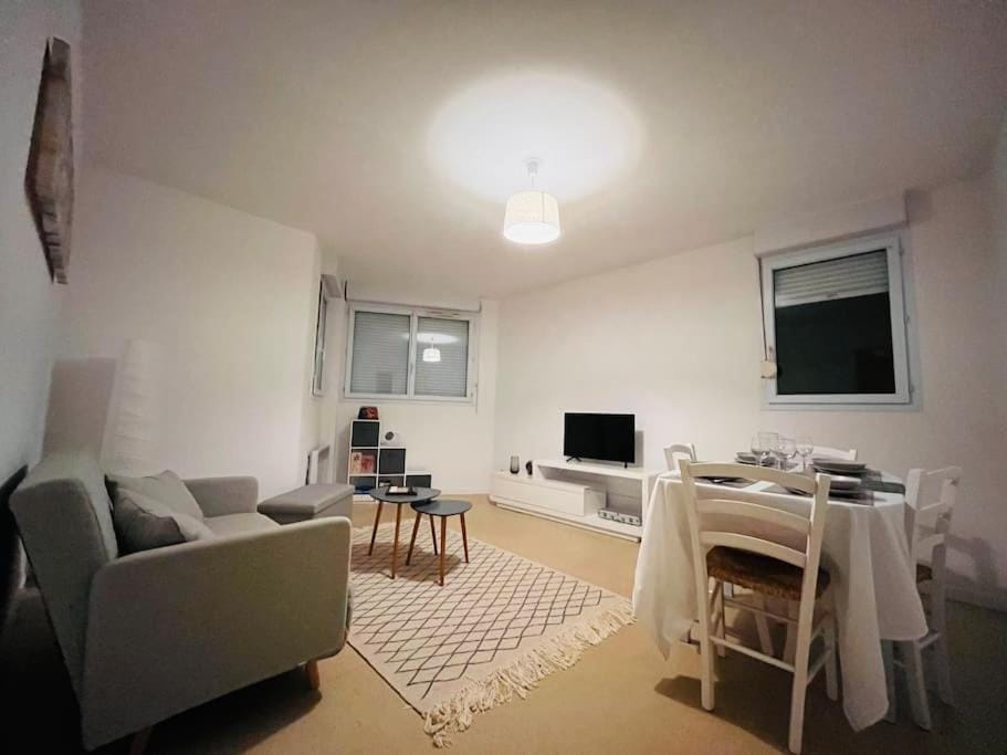 TV and multimedia, Living room, Dining area