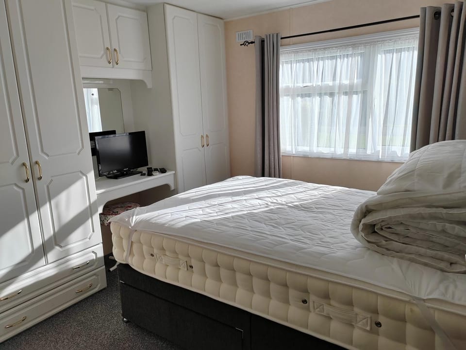 Bedroom, wardrobe
