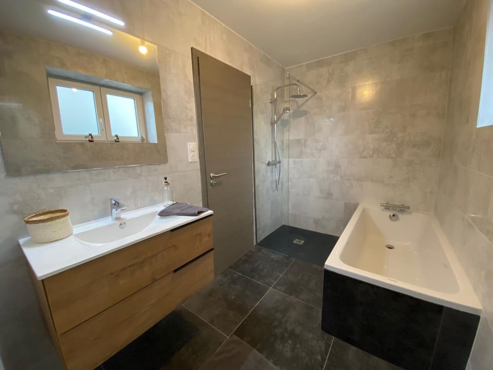 Shower, Toilet, Bathroom, Bath, towels