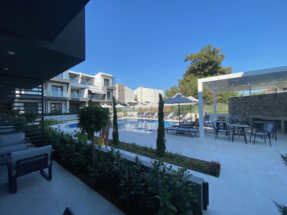 Property building, Garden, Balcony/Terrace, Pool view, Swimming pool, Swimming pool