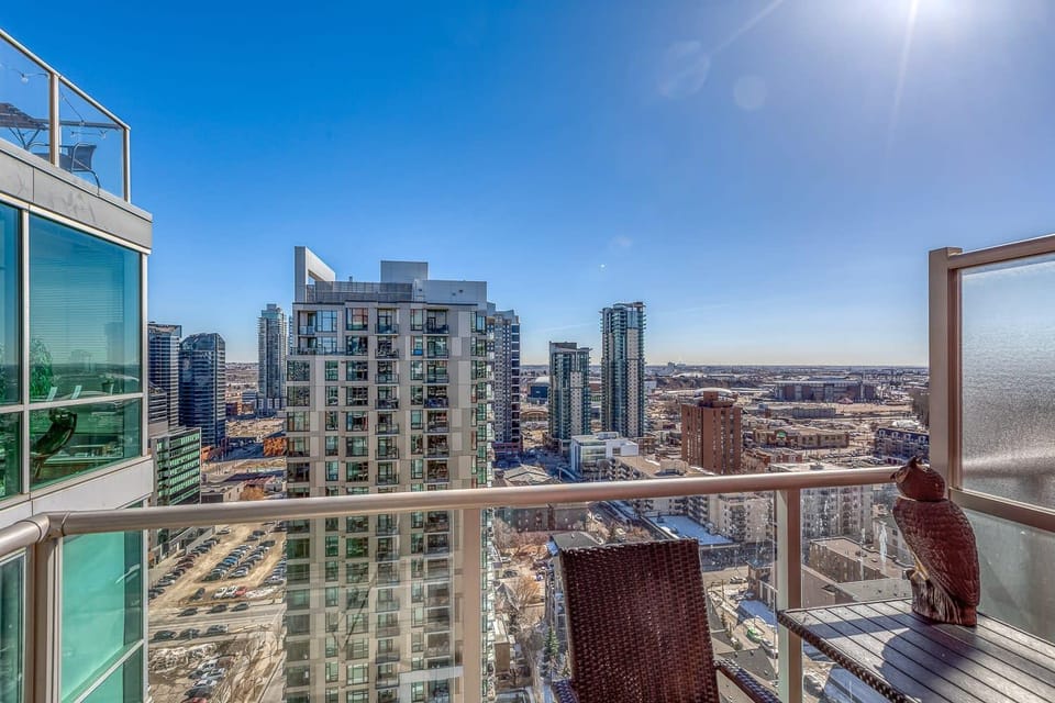 Property building, View (from property/room), Balcony/Terrace, City view