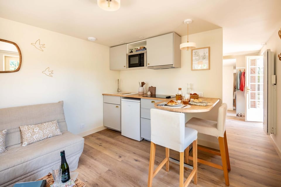 Kitchen or kitchenette, Seating area