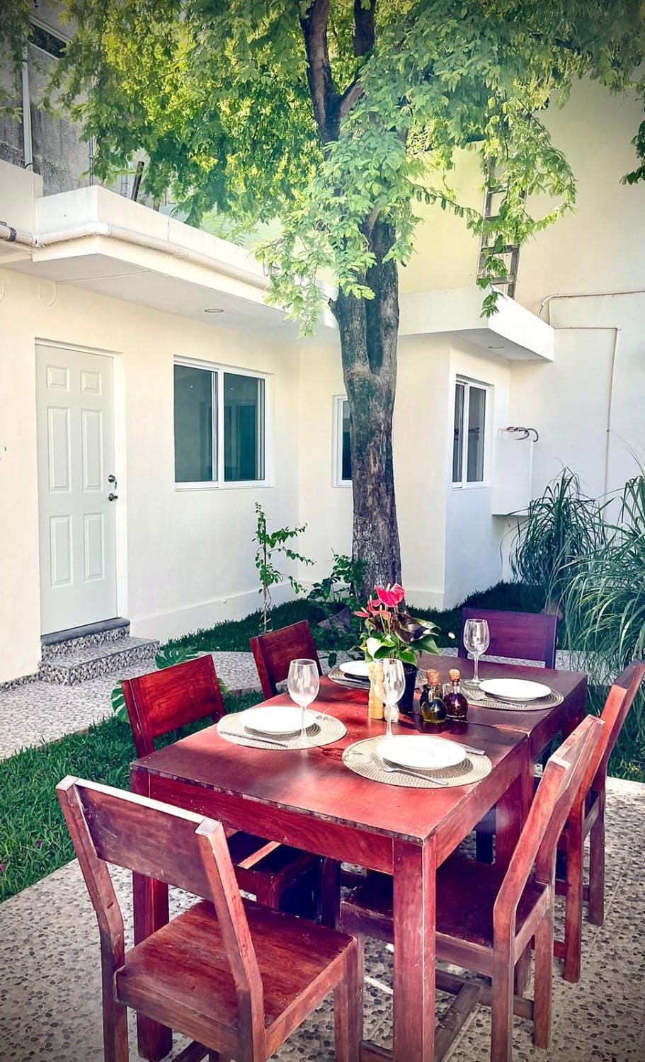 Garden, Seating area, Dining area, Garden view