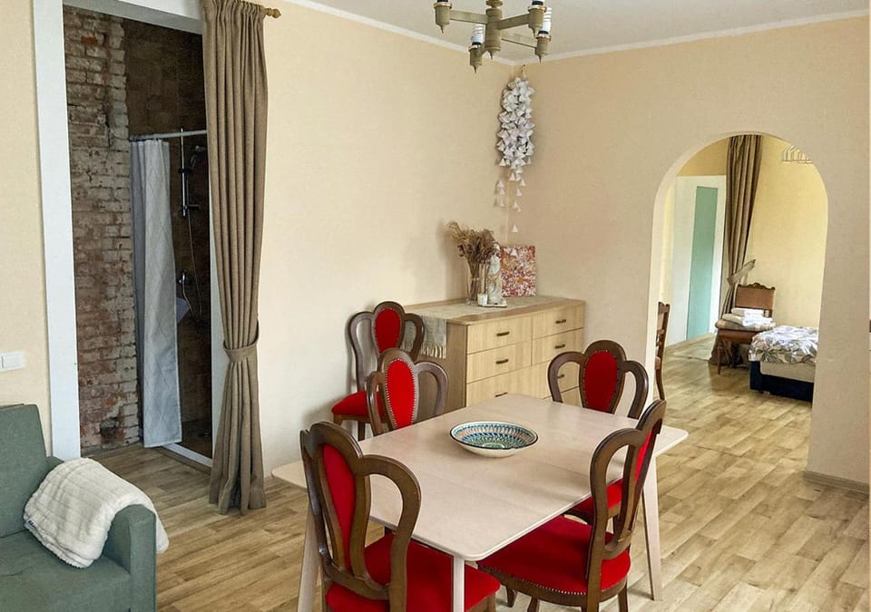 Bed, Living room, Photo of the whole room, Seating area