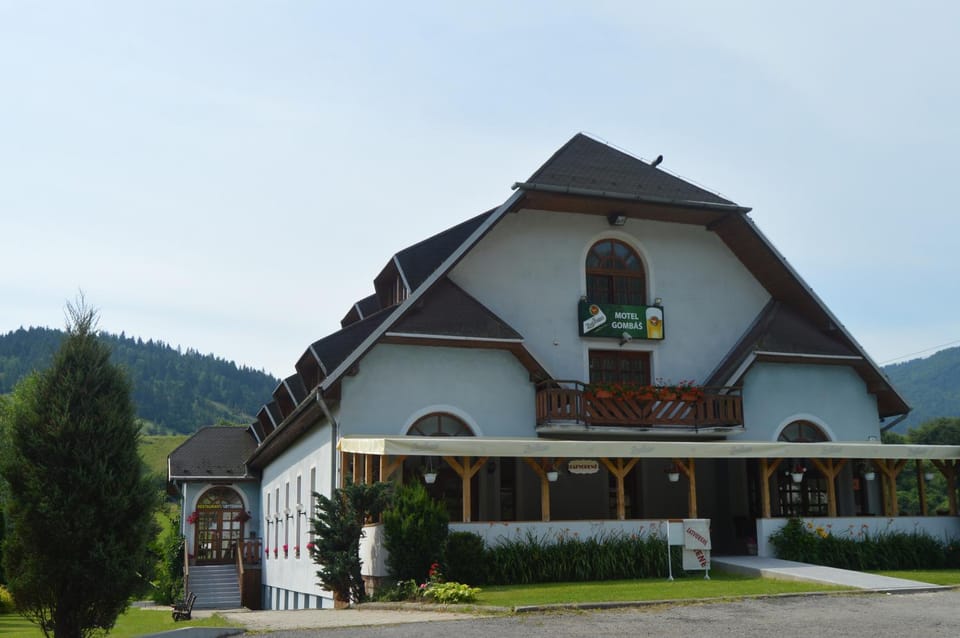 Restaurant/places to eat, Facade/entrance, Off site, Property logo or sign, Natural landscape, Summer, Garden, Balcony/Terrace, Banquet/Function facilities, Pets, Garden view, Mountain view, Family