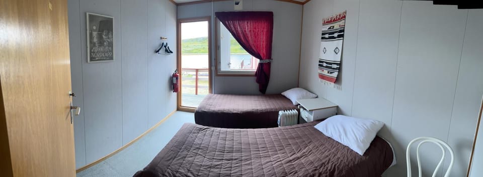Photo of the whole room, Sea view
