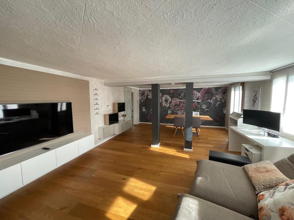 Communal lounge/ TV room, TV and multimedia, Living room, Seating area, Evening entertainment