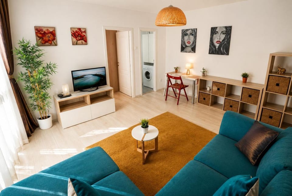 Communal lounge/ TV room, TV and multimedia, Living room, Seating area, Dining area, Evening entertainment