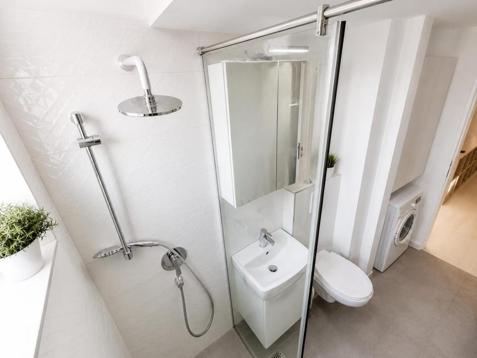 Shower, Toilet, Bathroom, towels
