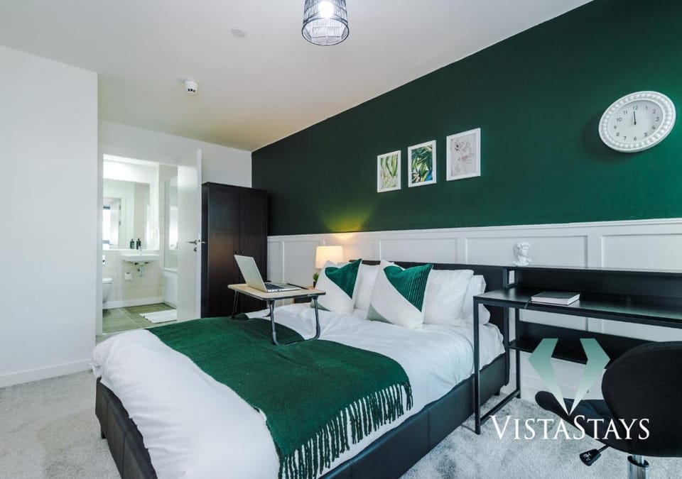 Stylish 2BDR Apartment By Vista Stays Short Lets & Serviced Accommodation Manchester With Pool Table & Free WiFi Near Manchester City Apartment in Manchester