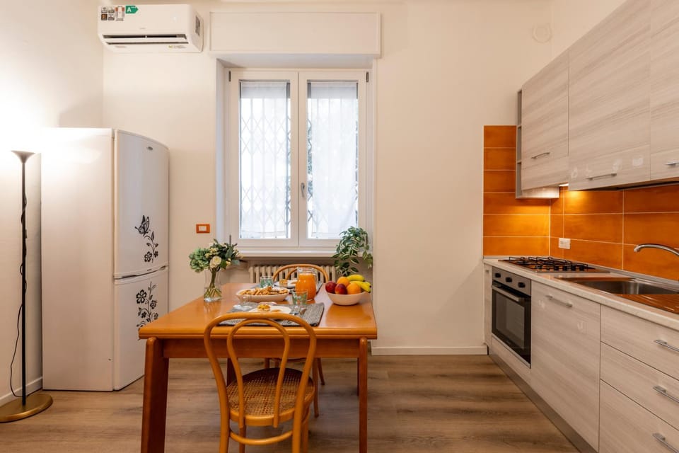 Kitchen or kitchenette, Dining area, oven, stove