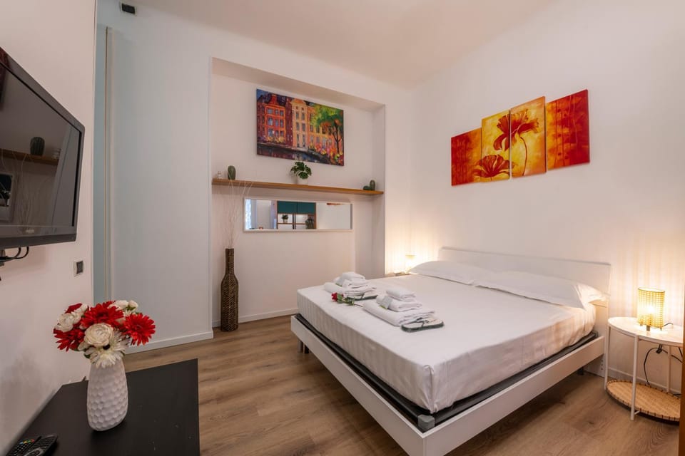 Bed, TV and multimedia, Photo of the whole room, Bedroom