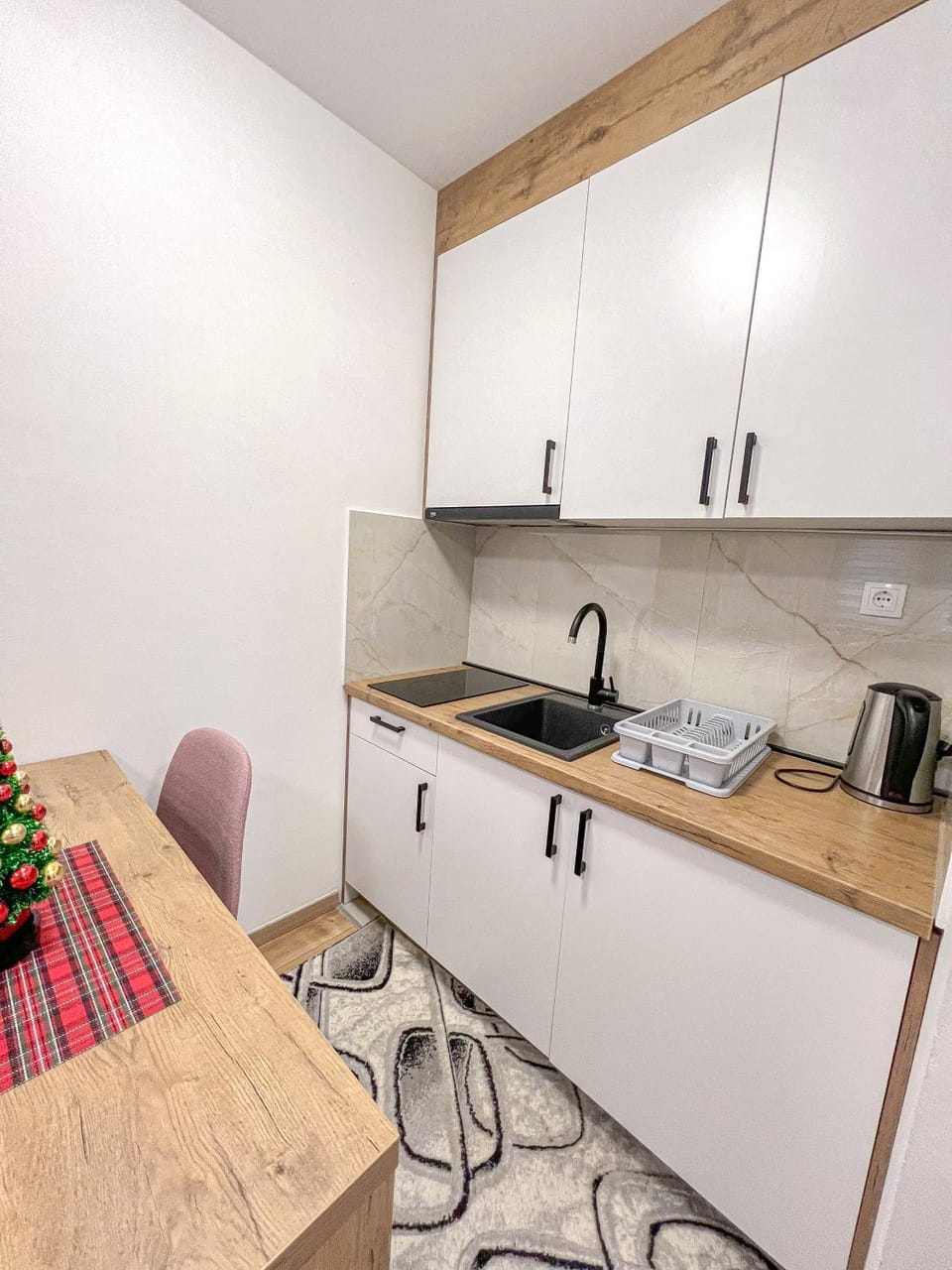 Coffee/tea facilities, Kitchen or kitchenette, Dining area