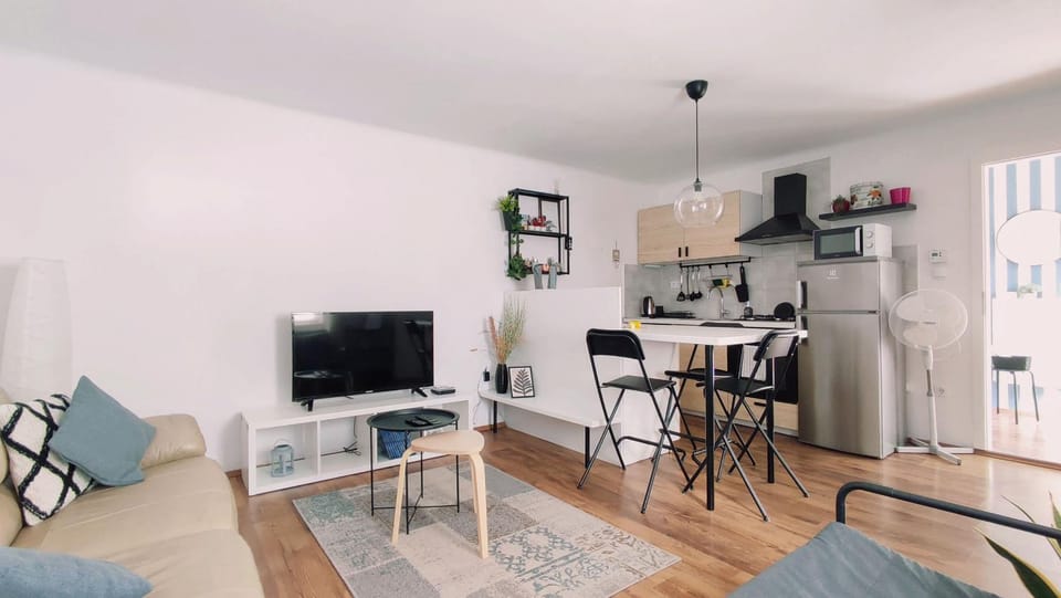 TV and multimedia, Kitchen or kitchenette, Living room, Seating area, Dining area