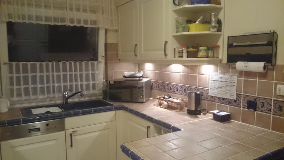 Kitchen or kitchenette, minibar