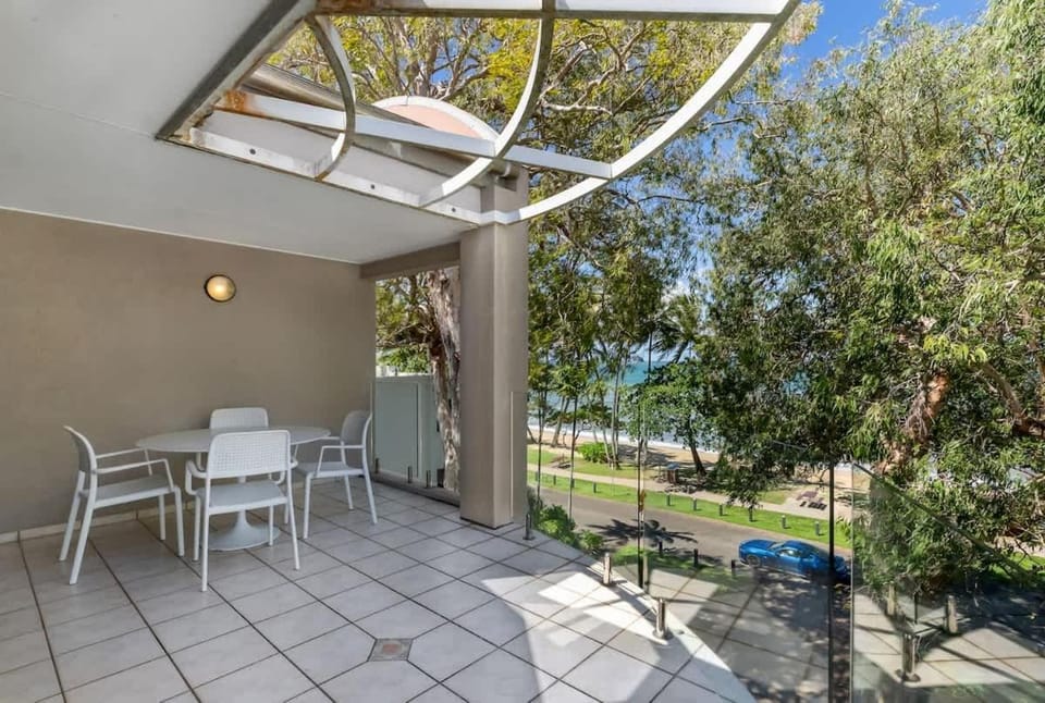 Paradise at Coral Horizons - Retro Beachfront Locale Apartment in Palm Cove