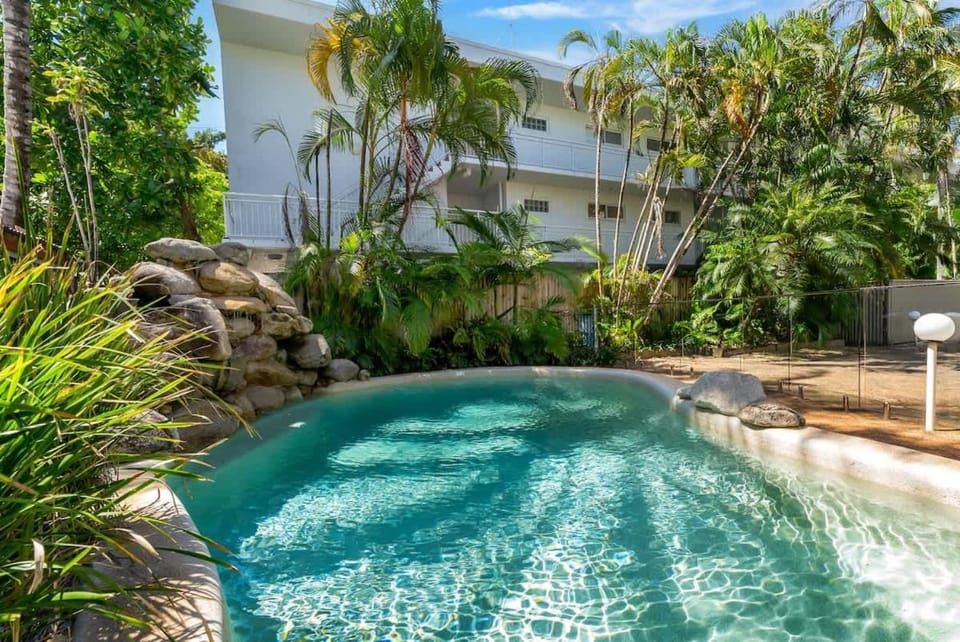 Paradise at Coral Horizons - Retro Beachfront Locale Apartment in Palm Cove