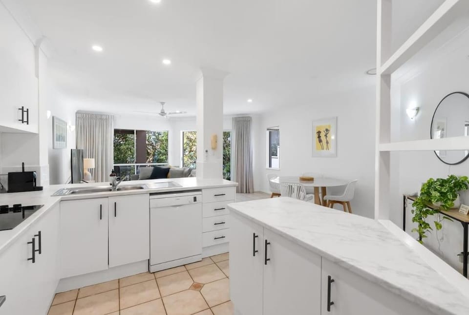 Paradise at Coral Horizons - Retro Beachfront Locale Apartment in Palm Cove