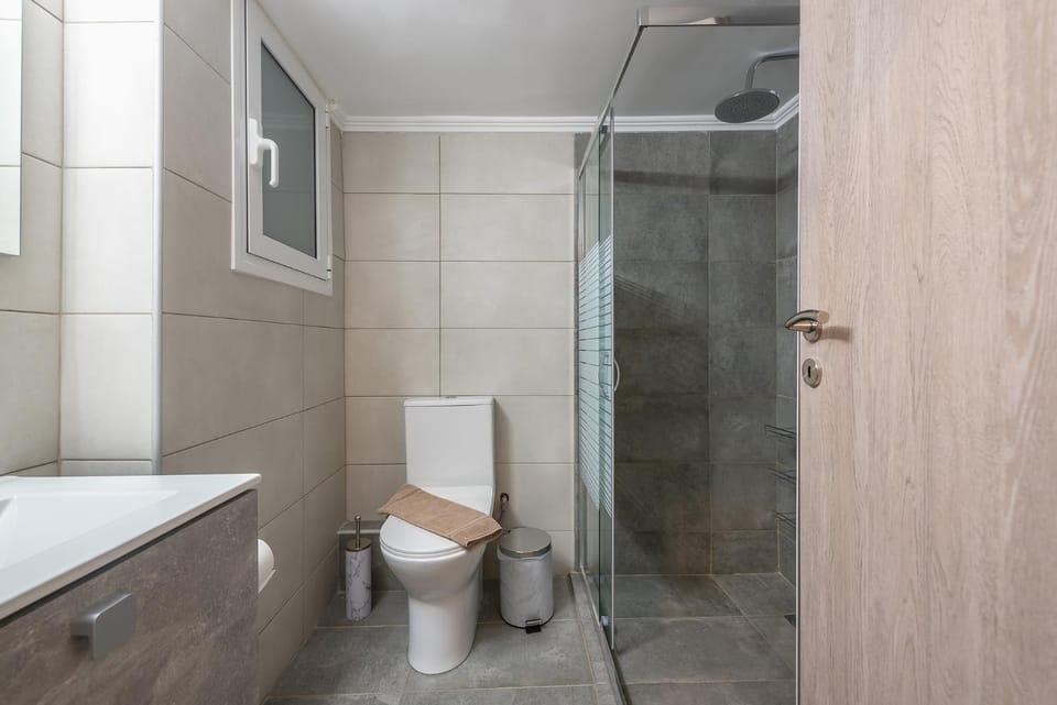 Shower, Toilet